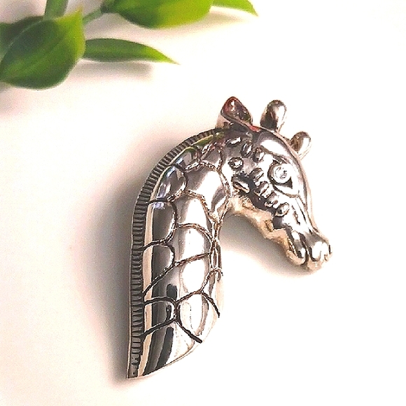 Chic Silver Giraffe Brooch - Picture 1 of 4